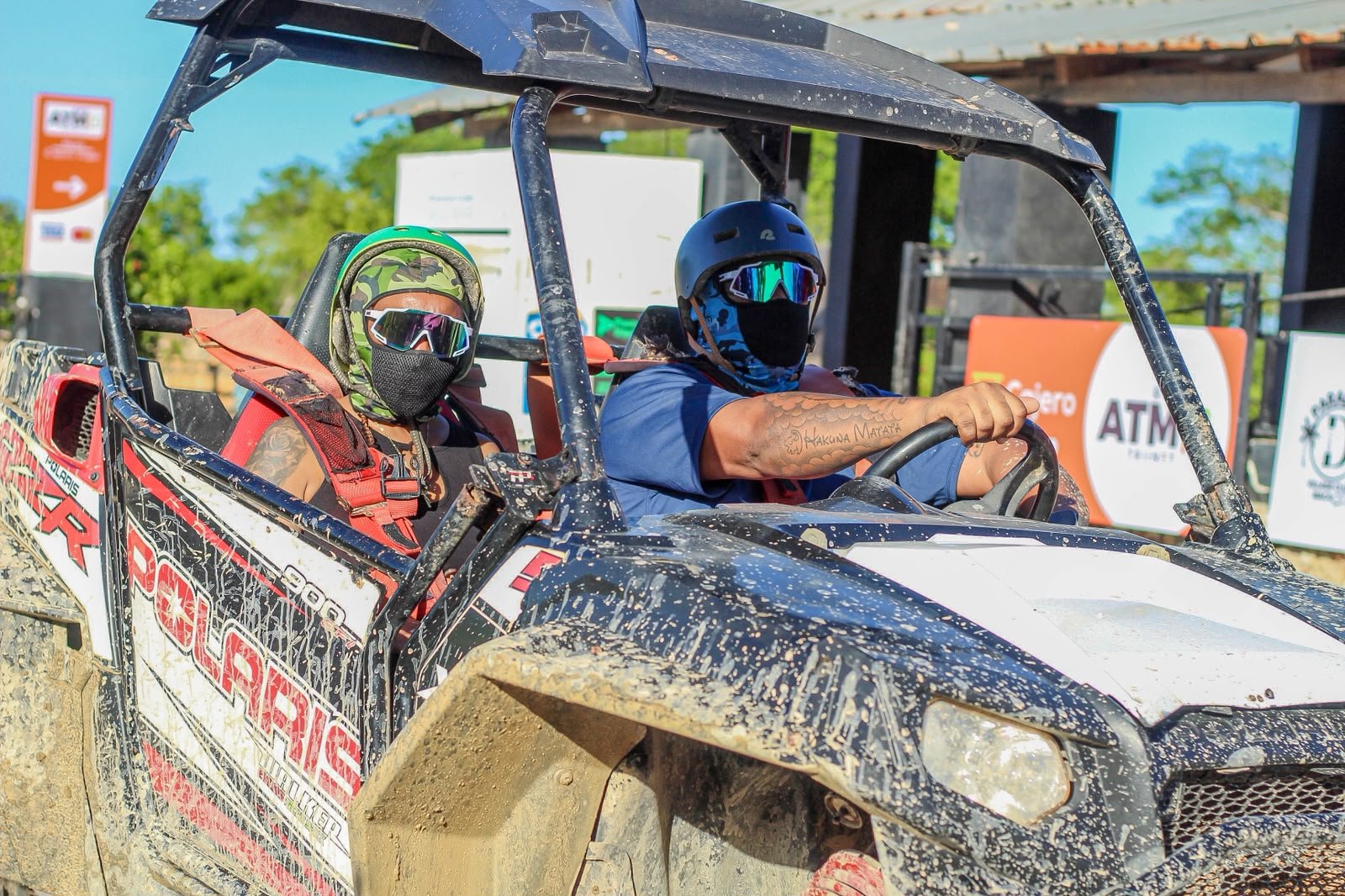 Buggies en una ruta de aventura